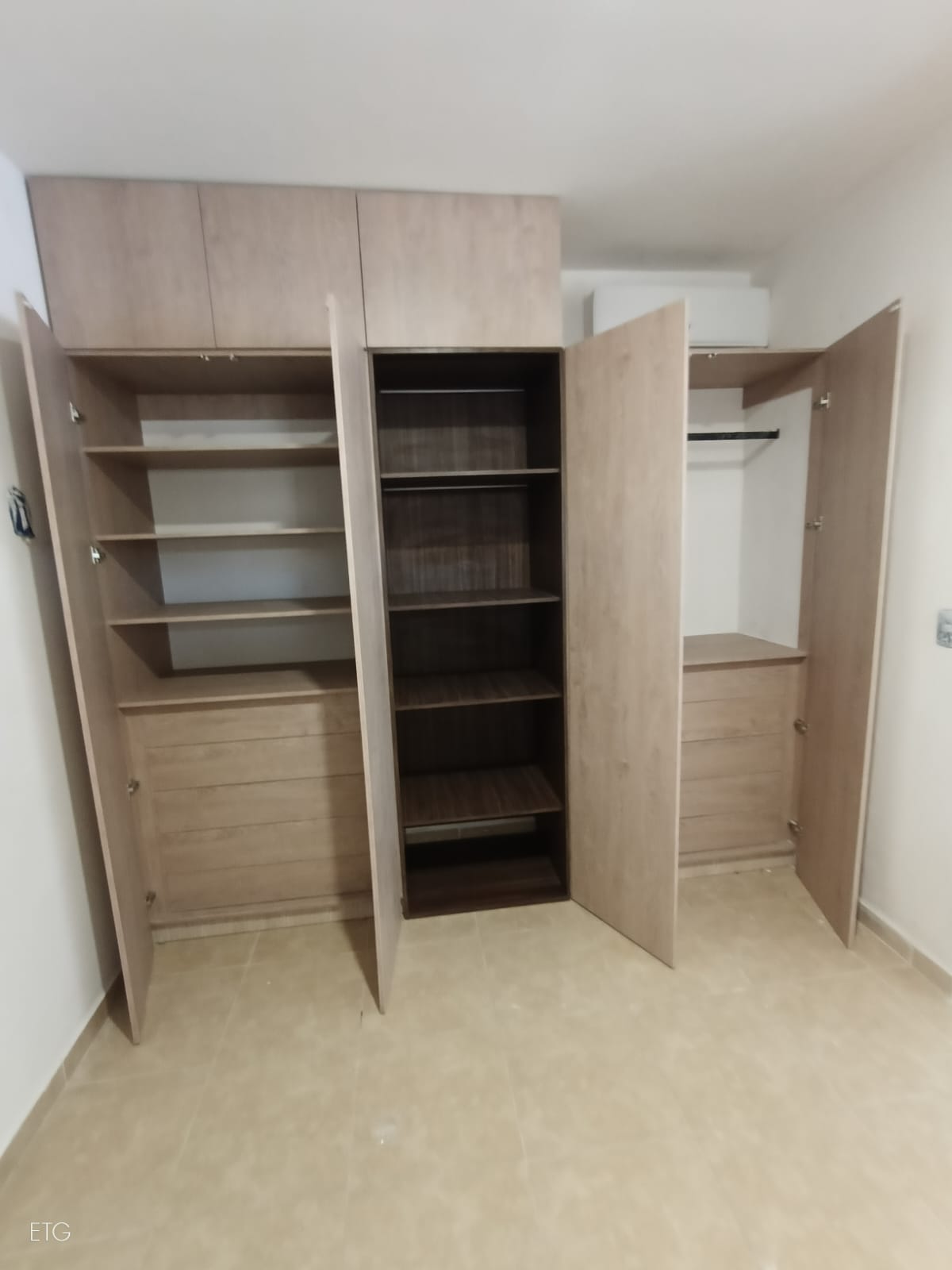 Clóset personalizado de madera con entrepaños — Veta Azul