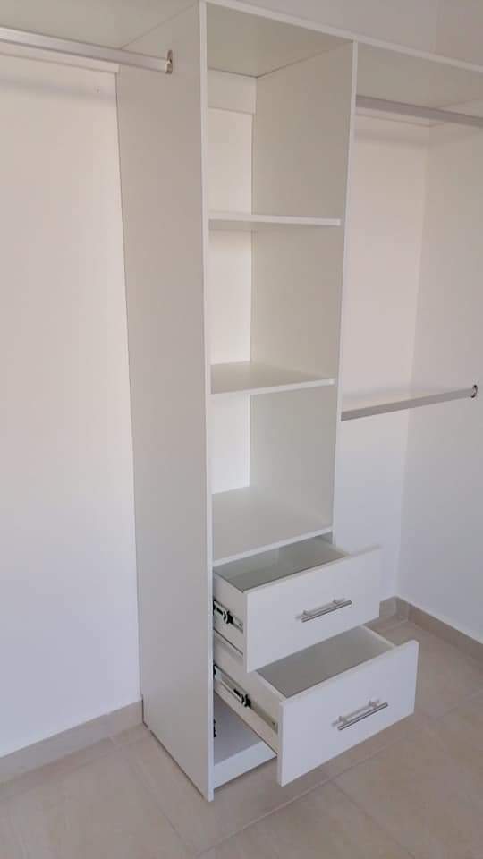 Interior de clóset a medida con repisas y cajones