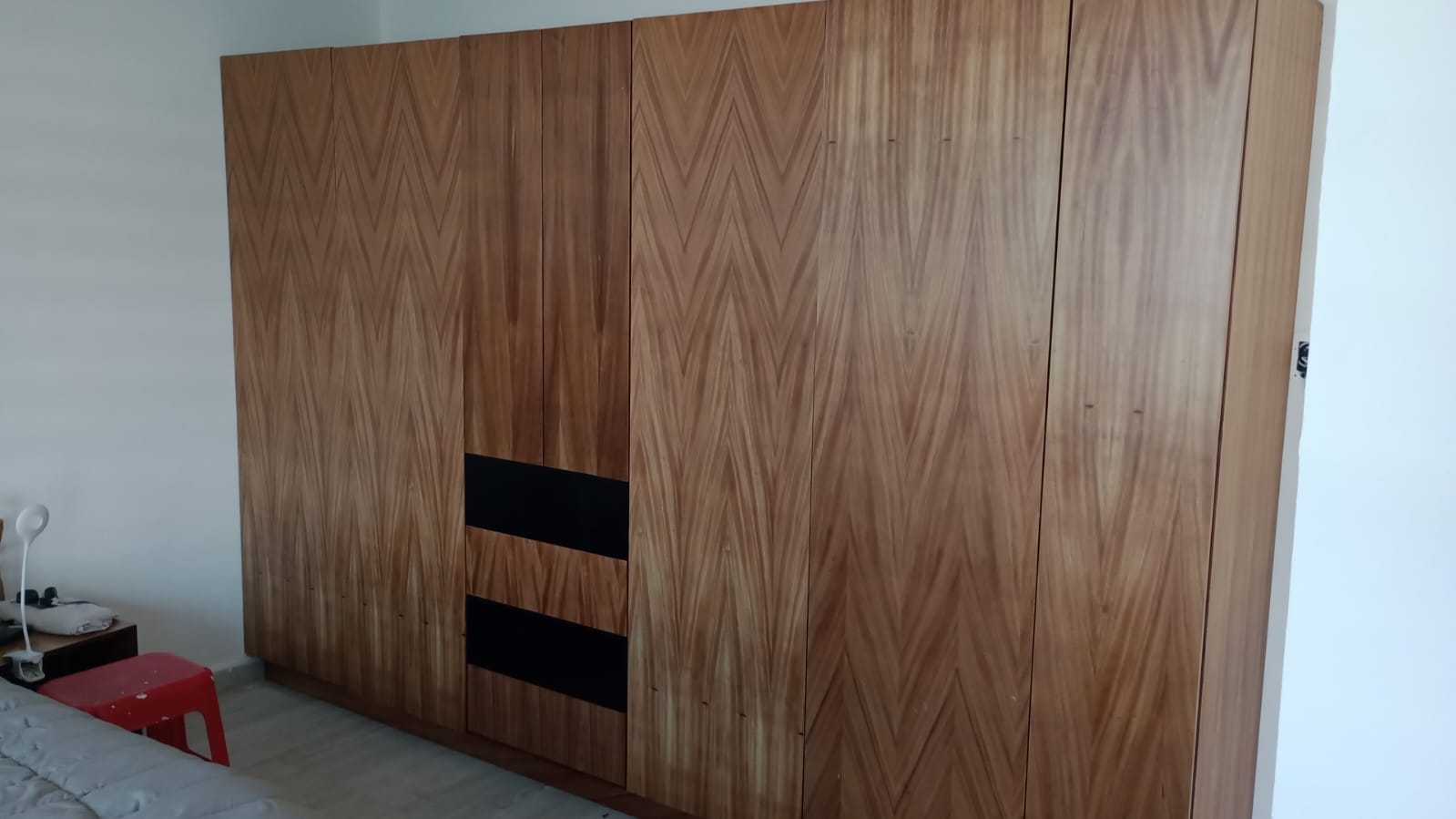 Clóset moderno de madera fabricado a medida — Veta Azul