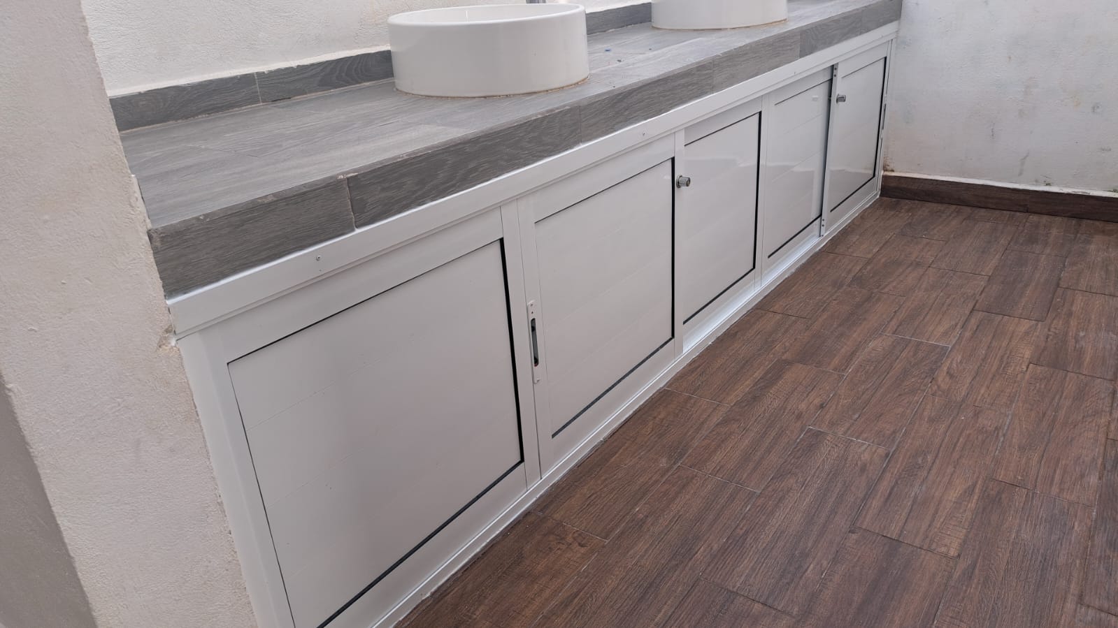 Cocina integral a medida con acabados premium