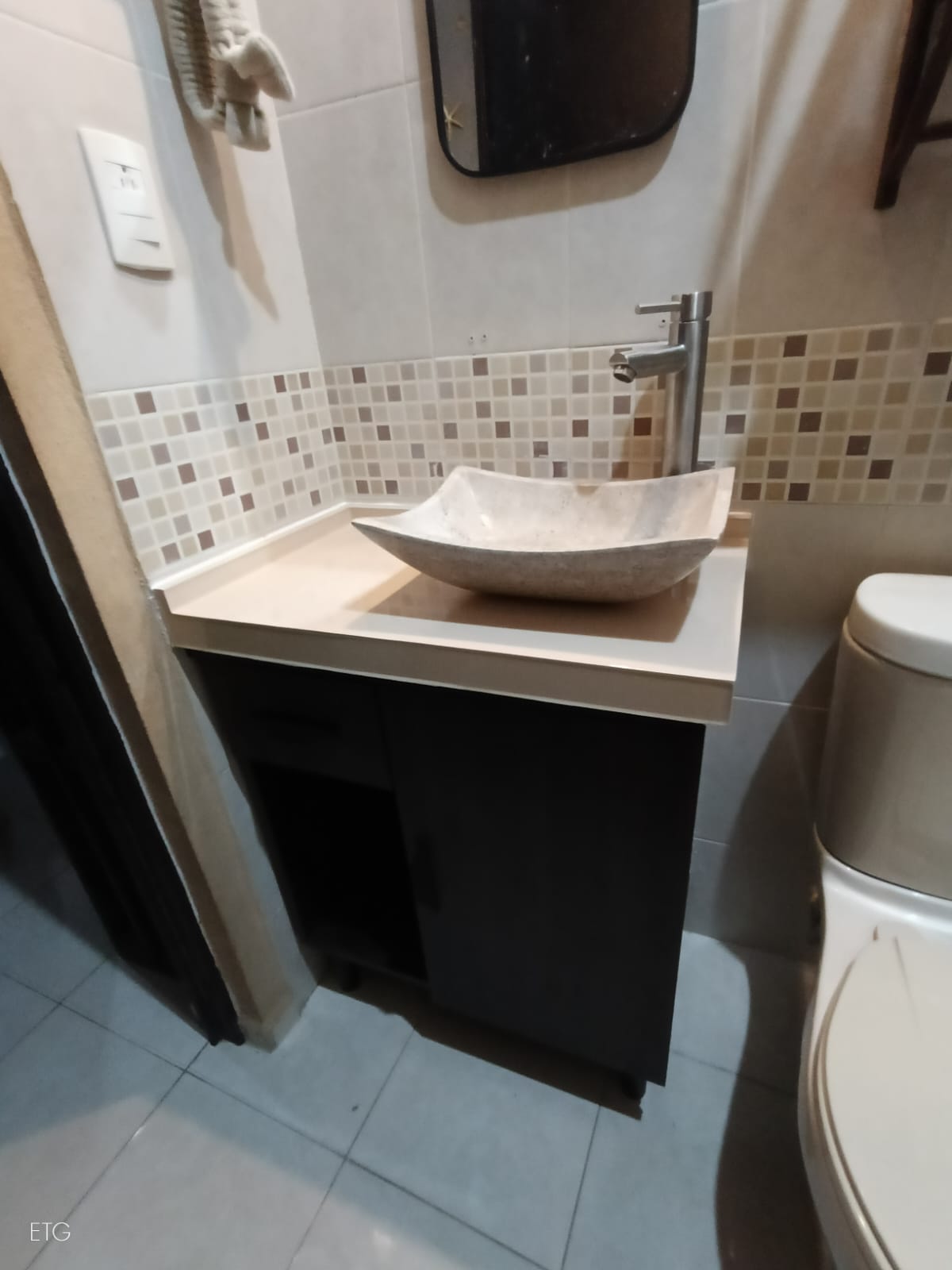 Acabado en resina epóxica sobre madera natural